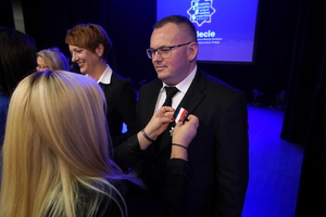 policjanci i pracownicy cywilni biorą udział z okazji rocznicy związków zawodowych, które odbywają się w wojskowym kinoteatrze. Przedstawiciele związków odznaczają wyróżnionych