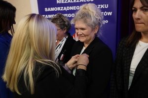 policjanci i pracownicy cywilni biorą udział z okazji rocznicy związków zawodowych, które odbywają się w wojskowym kinoteatrze. Przedstawiciele związków odznaczają wyróżnionych