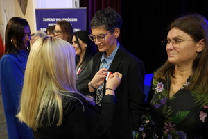 policjanci i pracownicy cywilni biorą udział z okazji rocznicy związków zawodowych, które odbywają się w wojskowym kinoteatrze. Przedstawiciele związków odznaczają wyróżnionych