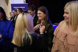 policjanci i pracownicy cywilni biorą udział z okazji rocznicy związków zawodowych, które odbywają się w wojskowym kinoteatrze. Przedstawiciele związków odznaczają wyróżnionych