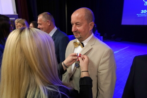 policjanci i pracownicy cywilni biorą udział z okazji rocznicy związków zawodowych, które odbywają się w wojskowym kinoteatrze. Przedstawiciele związków odznaczają wyróżnionych