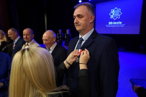 policjanci i pracownicy cywilni biorą udział z okazji rocznicy związków zawodowych, które odbywają się w wojskowym kinoteatrze. Przedstawiciele związków odznaczają wyróżnionych