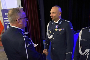 policjanci i pracownicy cywilni biorą udział z okazji rocznicy związków zawodowych, które odbywają się w wojskowym kinoteatrze. Przedstawiciele związków odznaczają wyróżnionych