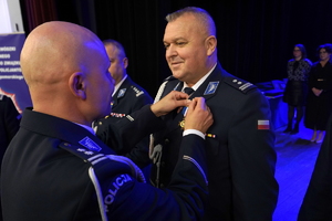 policjanci i pracownicy cywilni biorą udział z okazji rocznicy związków zawodowych, które odbywają się w wojskowym kinoteatrze. Przedstawiciele związków odznaczają wyróżnionych