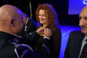 policjanci i pracownicy cywilni biorą udział z okazji rocznicy związków zawodowych, które odbywają się w wojskowym kinoteatrze. Przedstawiciele związków odznaczają wyróżnionych