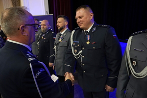 policjanci i pracownicy cywilni biorą udział z okazji rocznicy związków zawodowych, które odbywają się w wojskowym kinoteatrze. Przedstawiciele związków odznaczają wyróżnionych