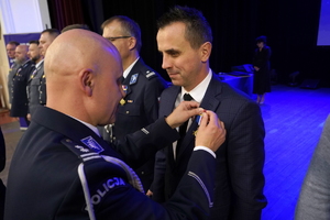 policjanci i pracownicy cywilni biorą udział z okazji rocznicy związków zawodowych, które odbywają się w wojskowym kinoteatrze. Przedstawiciele związków odznaczają wyróżnionych