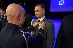 policjanci i pracownicy cywilni biorą udział z okazji rocznicy związków zawodowych, które odbywają się w wojskowym kinoteatrze. Przedstawiciele związków odznaczają wyróżnionych