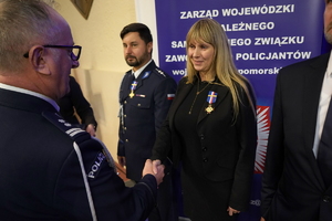policjanci i pracownicy cywilni biorą udział z okazji rocznicy związków zawodowych, które odbywają się w wojskowym kinoteatrze. Przedstawiciele związków odznaczają wyróżnionych