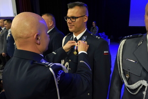 policjanci i pracownicy cywilni biorą udział z okazji rocznicy związków zawodowych, które odbywają się w wojskowym kinoteatrze. Przedstawiciele związków odznaczają wyróżnionych