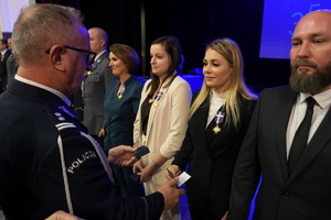 policjanci i pracownicy cywilni biorą udział z okazji rocznicy związków zawodowych, które odbywają się w wojskowym kinoteatrze. Przedstawiciele związków odznaczają wyróżnionych