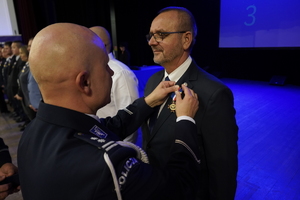 policjanci i pracownicy cywilni biorą udział z okazji rocznicy związków zawodowych, które odbywają się w wojskowym kinoteatrze. Przedstawiciele związków odznaczają wyróżnionych