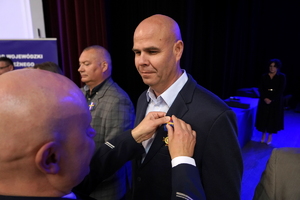 policjanci i pracownicy cywilni biorą udział z okazji rocznicy związków zawodowych, które odbywają się w wojskowym kinoteatrze. Przedstawiciele związków odznaczają wyróżnionych