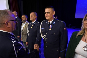 policjanci i pracownicy cywilni biorą udział z okazji rocznicy związków zawodowych, które odbywają się w wojskowym kinoteatrze. Przedstawiciele związków odznaczają wyróżnionych