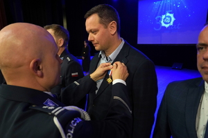 policjanci i pracownicy cywilni biorą udział z okazji rocznicy związków zawodowych, które odbywają się w wojskowym kinoteatrze. Przedstawiciele związków odznaczają wyróżnionych