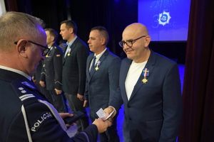 policjanci i pracownicy cywilni biorą udział z okazji rocznicy związków zawodowych, które odbywają się w wojskowym kinoteatrze. Przedstawiciele związków odznaczają wyróżnionych