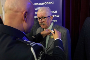 policjanci i pracownicy cywilni biorą udział z okazji rocznicy związków zawodowych, które odbywają się w wojskowym kinoteatrze. Przedstawiciele związków odznaczają wyróżnionych