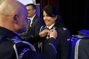 policjanci i pracownicy cywilni biorą udział z okazji rocznicy związków zawodowych, które odbywają się w wojskowym kinoteatrze. Przedstawiciele związków odznaczają wyróżnionych