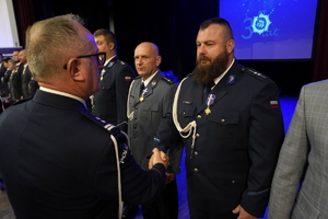 policjanci i pracownicy cywilni biorą udział z okazji rocznicy związków zawodowych, które odbywają się w wojskowym kinoteatrze. Przedstawiciele związków odznaczają wyróżnionych