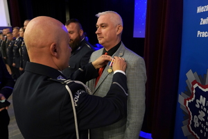 policjanci i pracownicy cywilni biorą udział z okazji rocznicy związków zawodowych, które odbywają się w wojskowym kinoteatrze. Przedstawiciele związków odznaczają wyróżnionych