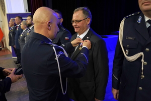 policjanci i pracownicy cywilni biorą udział z okazji rocznicy związków zawodowych, które odbywają się w wojskowym kinoteatrze. Przedstawiciele związków odznaczają wyróżnionych