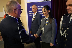 policjanci i pracownicy cywilni biorą udział z okazji rocznicy związków zawodowych, które odbywają się w wojskowym kinoteatrze. Przedstawiciele związków odznaczają wyróżnionych