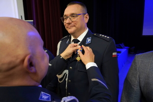 policjanci i pracownicy cywilni biorą udział z okazji rocznicy związków zawodowych, które odbywają się w wojskowym kinoteatrze. Przedstawiciele związków odznaczają wyróżnionych