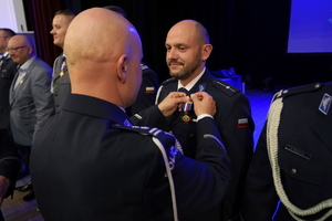 policjanci i pracownicy cywilni biorą udział z okazji rocznicy związków zawodowych, które odbywają się w wojskowym kinoteatrze. Przedstawiciele związków odznaczają wyróżnionych