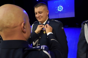 policjanci i pracownicy cywilni biorą udział z okazji rocznicy związków zawodowych, które odbywają się w wojskowym kinoteatrze. Przedstawiciele związków odznaczają wyróżnionych