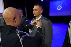 policjanci i pracownicy cywilni biorą udział z okazji rocznicy związków zawodowych, które odbywają się w wojskowym kinoteatrze. Przedstawiciele związków odznaczają wyróżnionych