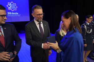 policjanci i pracownicy cywilni biorą udział z okazji rocznicy związków zawodowych, które odbywają się w wojskowym kinoteatrze. Przedstawiciele związków odznaczają wyróżnionych