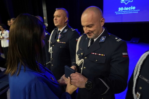 policjanci i pracownicy cywilni biorą udział z okazji rocznicy związków zawodowych, które odbywają się w wojskowym kinoteatrze. Przedstawiciele związków odznaczają wyróżnionych