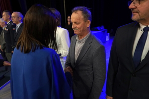 policjanci i pracownicy cywilni biorą udział z okazji rocznicy związków zawodowych, które odbywają się w wojskowym kinoteatrze. Przedstawiciele związków odznaczają wyróżnionych