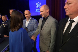 policjanci i pracownicy cywilni biorą udział z okazji rocznicy związków zawodowych, które odbywają się w wojskowym kinoteatrze. Przedstawiciele związków odznaczają wyróżnionych