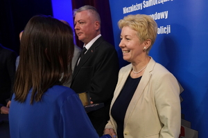 policjanci i pracownicy cywilni biorą udział z okazji rocznicy związków zawodowych, które odbywają się w wojskowym kinoteatrze. Przedstawiciele związków odznaczają wyróżnionych