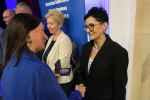 policjanci i pracownicy cywilni biorą udział z okazji rocznicy związków zawodowych, które odbywają się w wojskowym kinoteatrze. Przedstawiciele związków odznaczają wyróżnionych