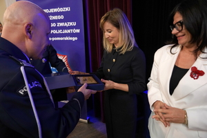 policjanci i pracownicy cywilni biorą udział z okazji rocznicy związków zawodowych, które odbywają się w wojskowym kinoteatrze. Przedstawiciele związków odznaczają wyróżnionych