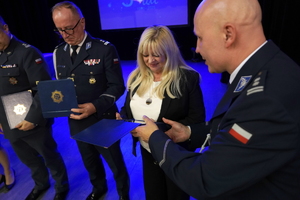 policjanci i pracownicy cywilni biorą udział z okazji rocznicy związków zawodowych, które odbywają się w wojskowym kinoteatrze. Przedstawiciele związków odznaczają wyróżnionych