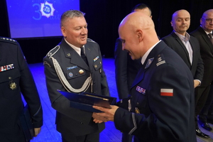 policjanci i pracownicy cywilni biorą udział z okazji rocznicy związków zawodowych, które odbywają się w wojskowym kinoteatrze. Przedstawiciele związków odznaczają wyróżnionych