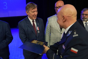 policjanci i pracownicy cywilni biorą udział z okazji rocznicy związków zawodowych, które odbywają się w wojskowym kinoteatrze. Przedstawiciele związków odznaczają wyróżnionych