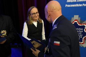 policjanci i pracownicy cywilni biorą udział z okazji rocznicy związków zawodowych, które odbywają się w wojskowym kinoteatrze. Przedstawiciele związków odznaczają wyróżnionych