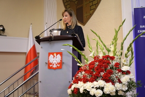 policjanci i pracownicy cywilni biorą udział z okazji rocznicy związków zawodowych, które odbywają się w wojskowym kinoteatrze. Przedstawiciele związków odznaczają wyróżnionych