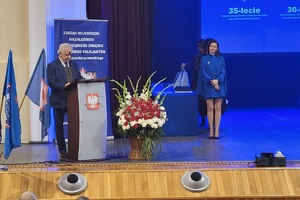 zaproszeni goście przemawiają