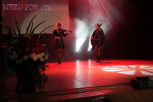 dwie kobiety grają na scenie na skrzypcach i wiolonczeli