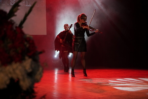 dwie kobiety grają na scenie na skrzypcach i wiolonczeli