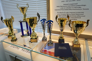 Komendant gratuluje policjantom