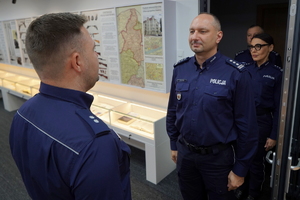 Komendant gratuluje policjantom