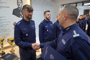 Komendant gratuluje policjantom