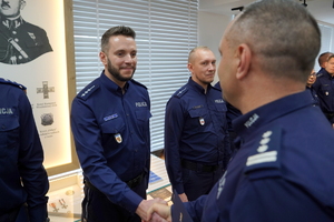 Komendant gratuluje policjantom