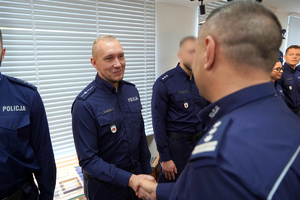 Komendant gratuluje policjantom